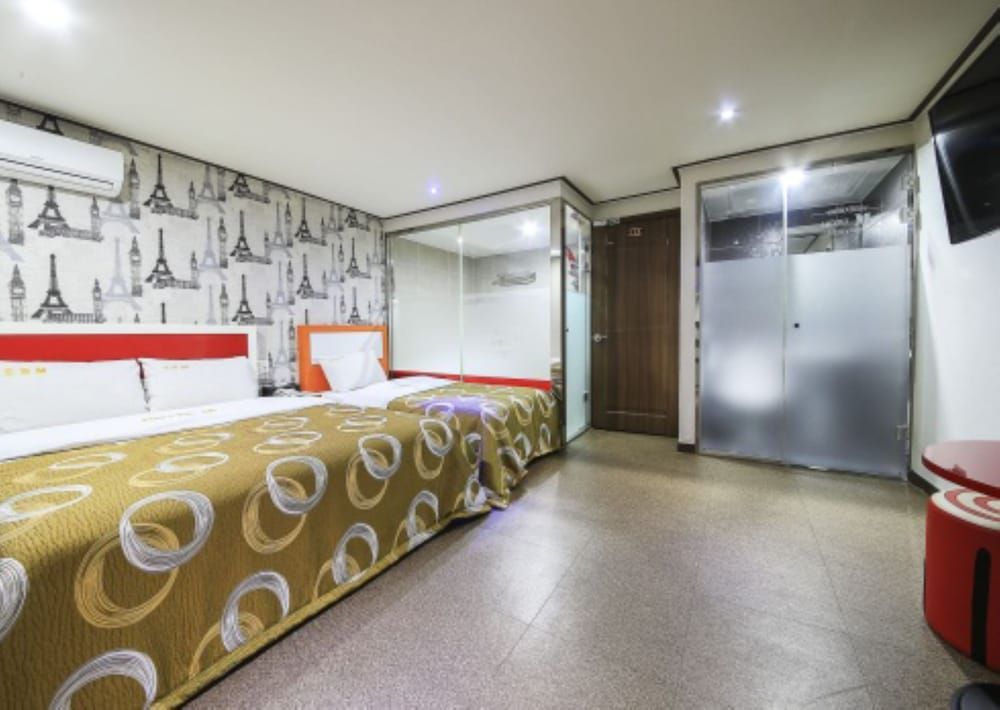 M Hotel Premium Room 7