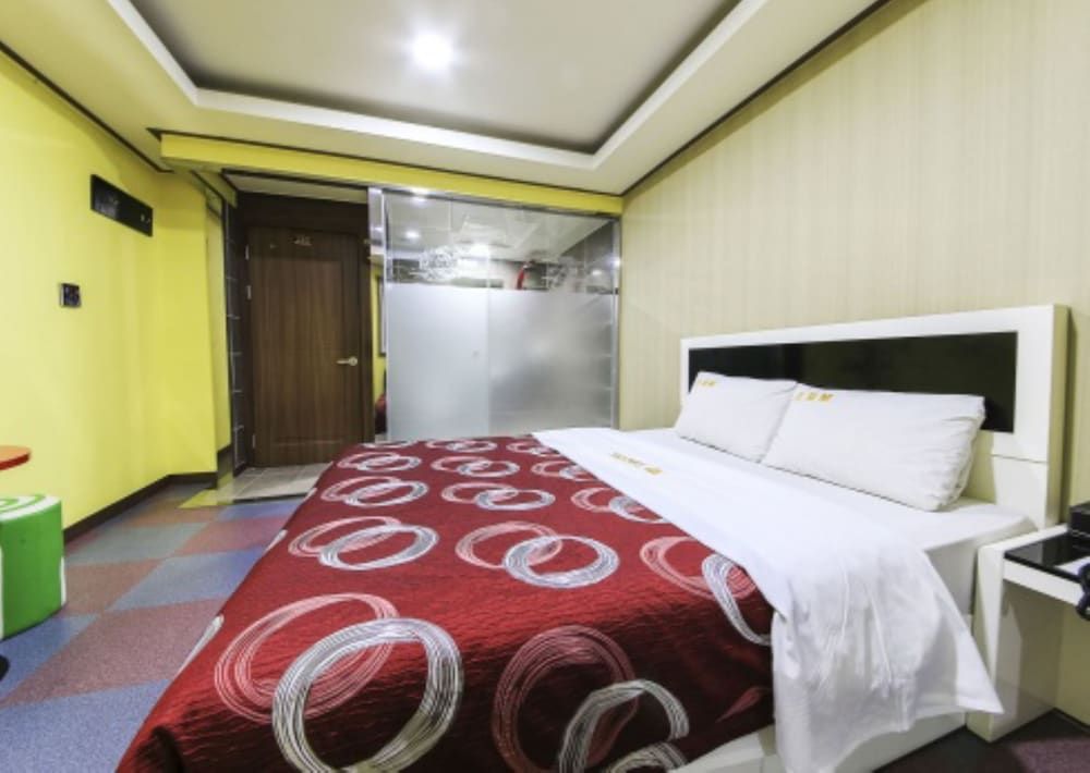 M Hotel Standard Room 5