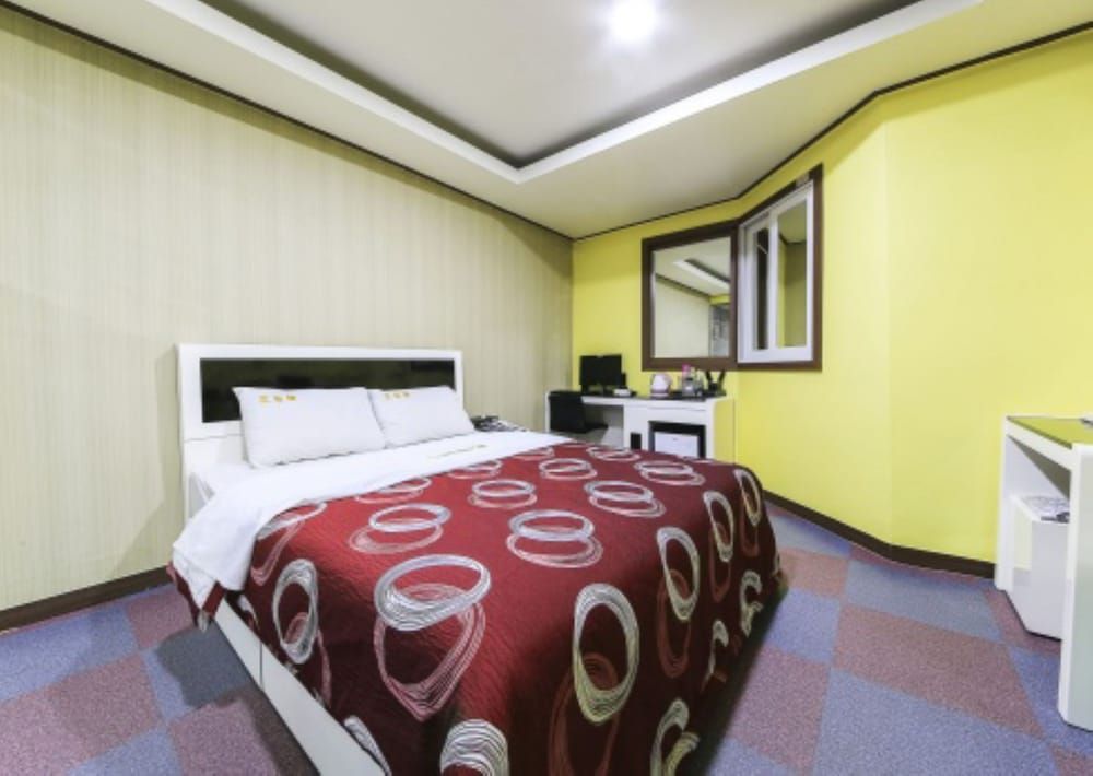 M Hotel Standard Room 6