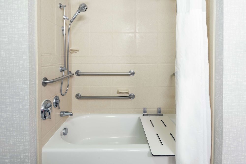 Hampton Inn & Suites Orlando Airport @ Gateway Village Room, 2 Queen Beds, Accessible, Bathtub 3