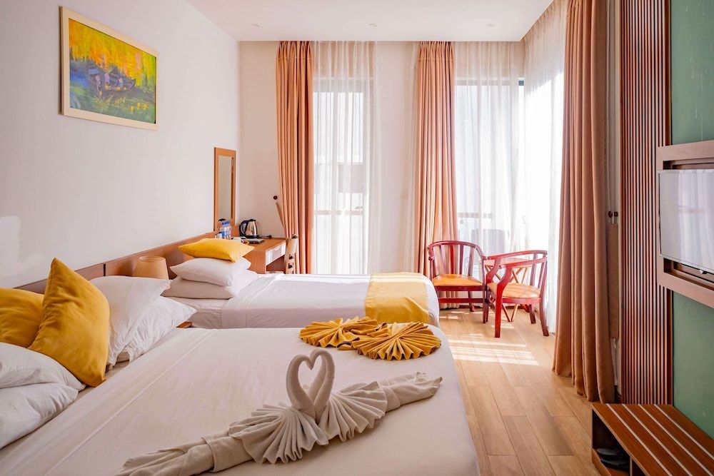 Hoi An Majestic Villa Family Room, Balcony, Pool View 5