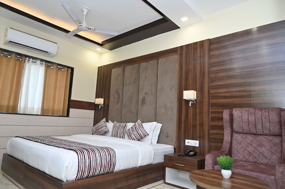 Hotel Vasdaa Grand Deluxe Double Room 9