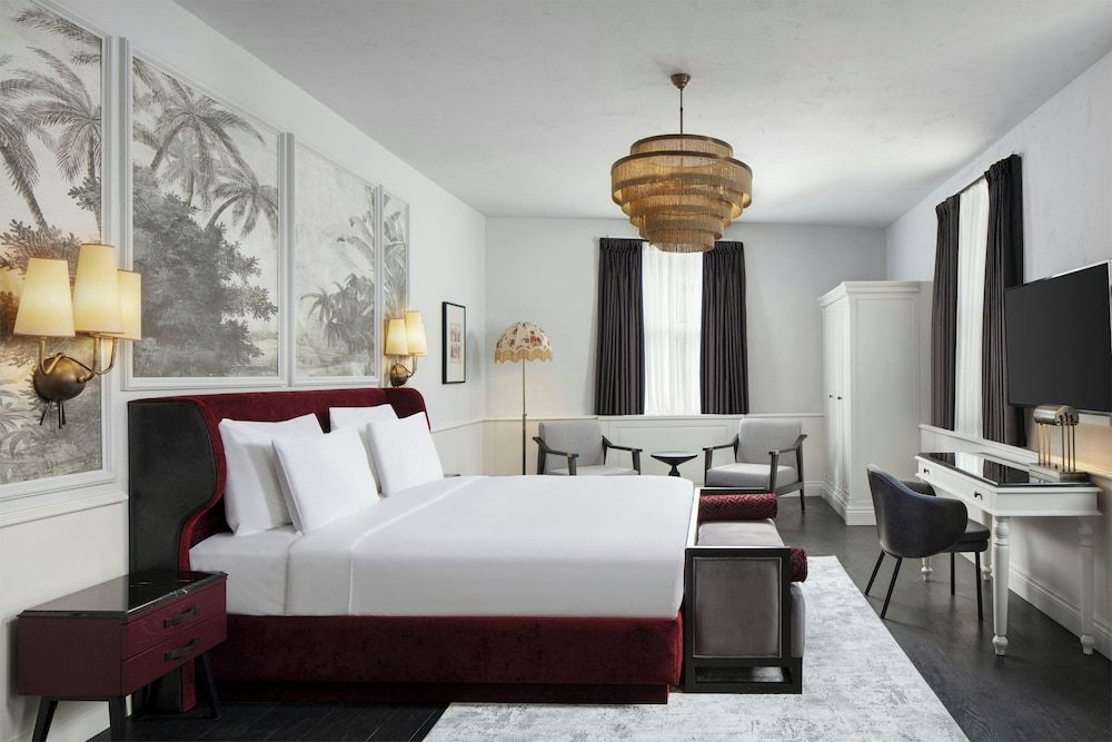Grand Room, 1 King Bed, Non Smoking, Corner