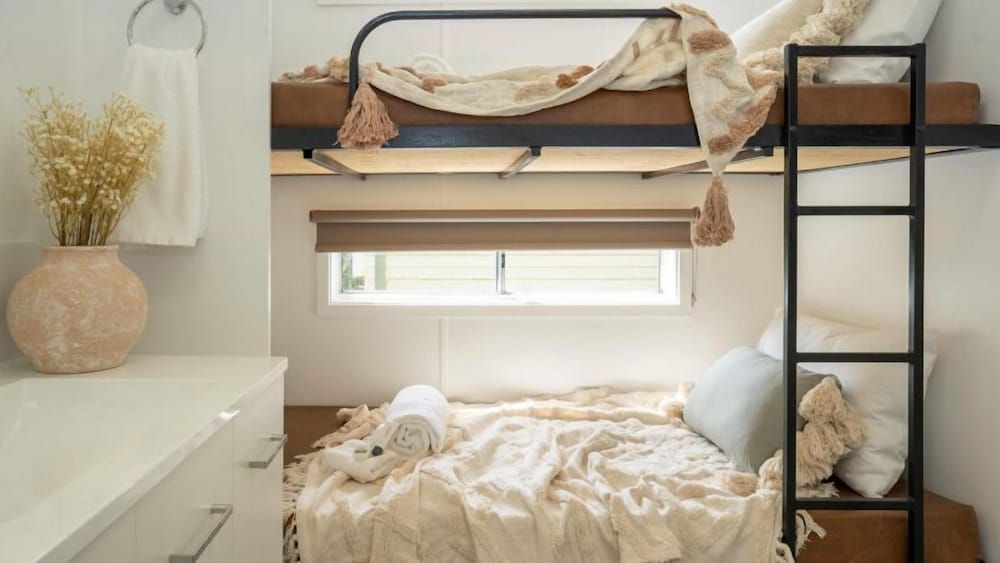 Tasman Holiday Parks - South Bright Budget Ensuite Cabin - 4B - Pet Friendly