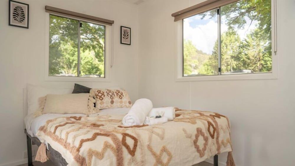 Tasman Holiday Parks - South Bright Budget Ensuite Cabin - 4B - Pet Friendly 2