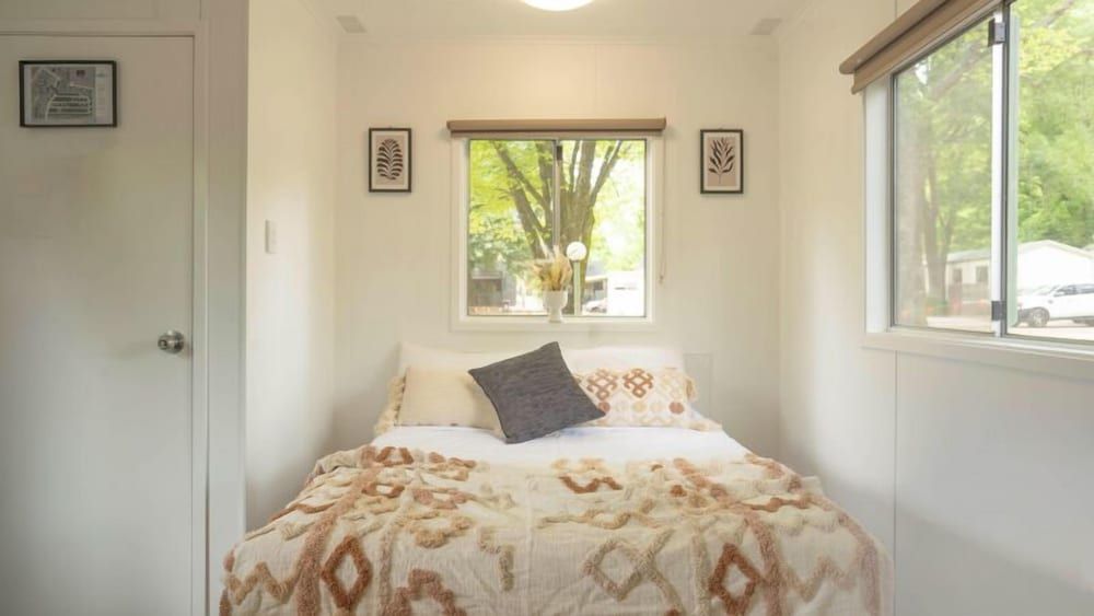 Tasman Holiday Parks - South Bright Budget Ensuite Cabin - 4B - Pet Friendly 4