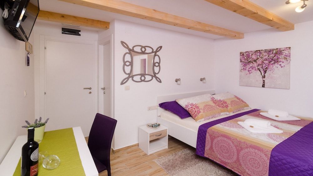 Lavender Garden Apartments Studio, Ground Floor 3