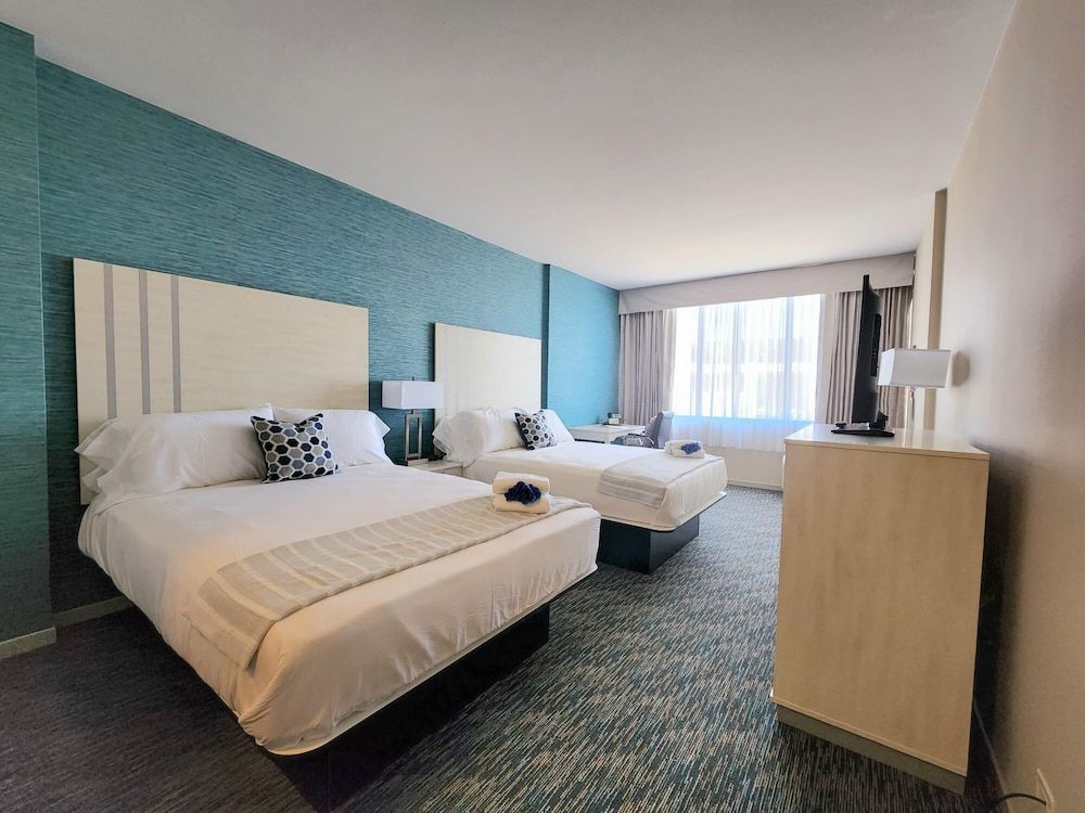 Illinois Beach Hotel Deluxe Double Room, 2 Queen Beds 2