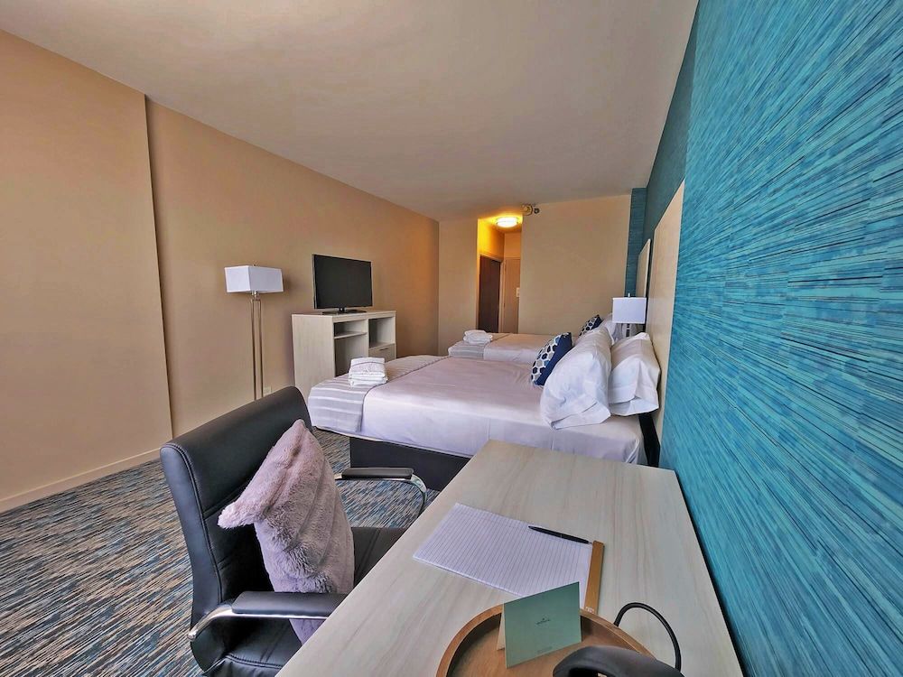 Illinois Beach Hotel Deluxe Double Room, 2 Queen Beds 3