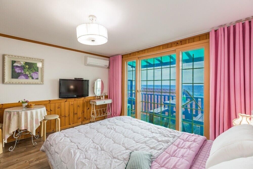 Sora Pension Room (Pink sora)