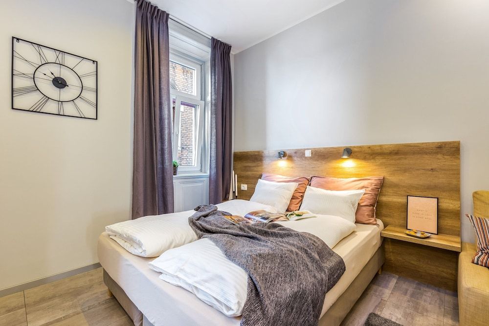 Number 1 Deluxe Apartments Deluxe Apartment, 1 Double Bed with Sofa bed (1) 2