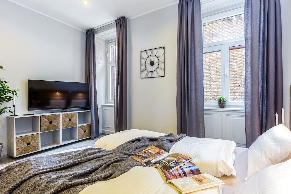 Number 1 Deluxe Apartments Deluxe Apartment, 1 Double Bed with Sofa bed (1) 3