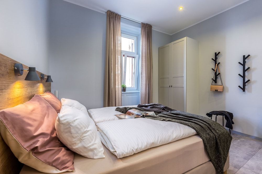 Number 1 Deluxe Apartments Deluxe Apartment, 1 Double Bed with Sofa bed (2) 5