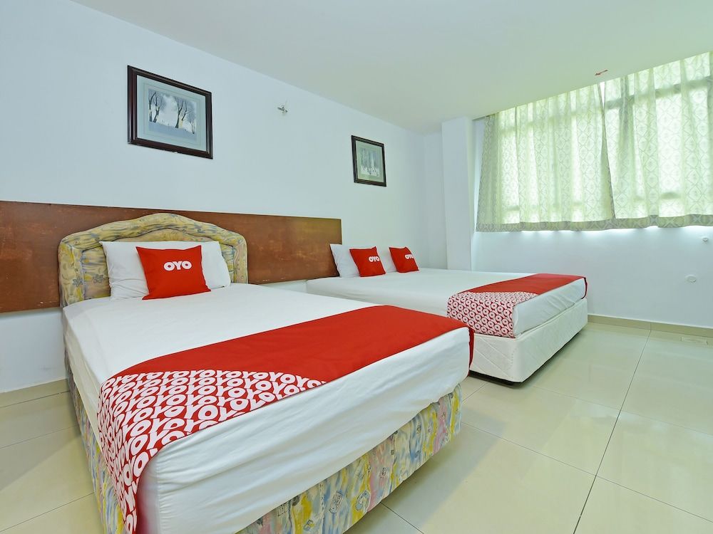 OYO 90494 Sam Huat Hotel Deluxe Triple Room 2