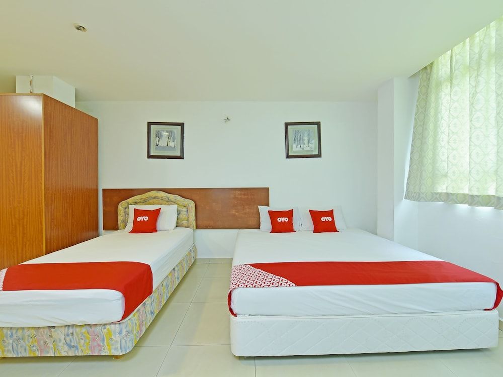 OYO 90494 Sam Huat Hotel Deluxe Triple Room 3