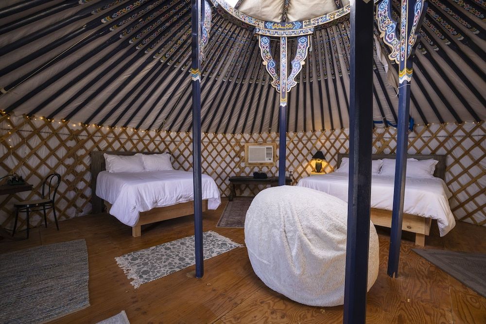 28 Palms Ranch Family Stargazing Yurt No.8