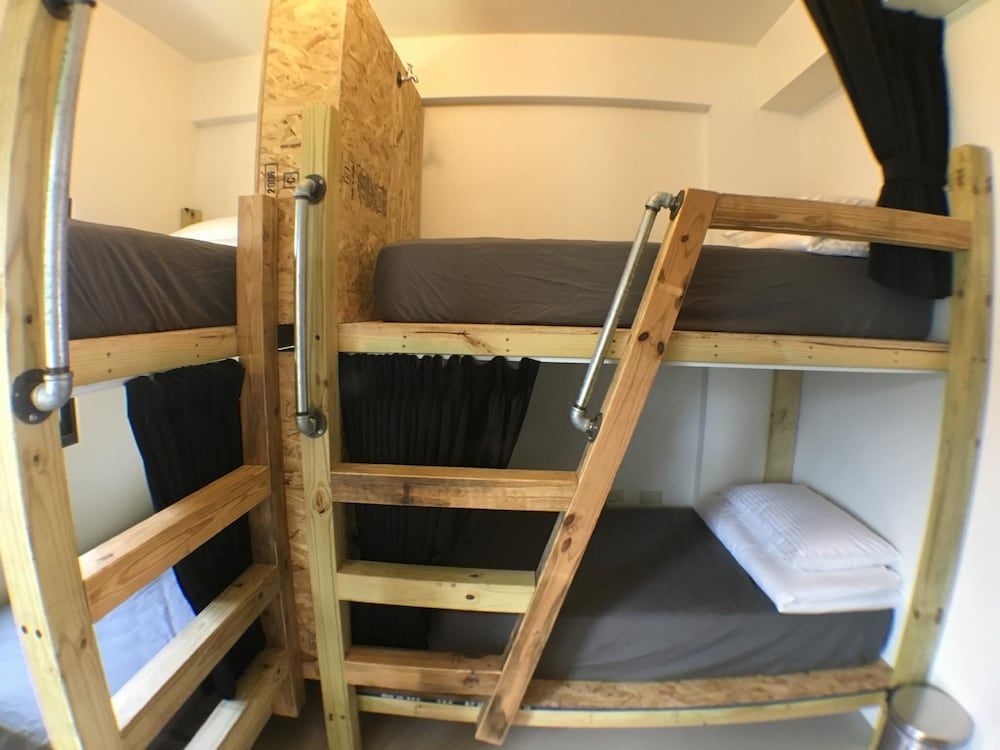 Wave Backpackers - Hostel Gallery Quadruple Room, 1 Bedroom, Private Bathroom