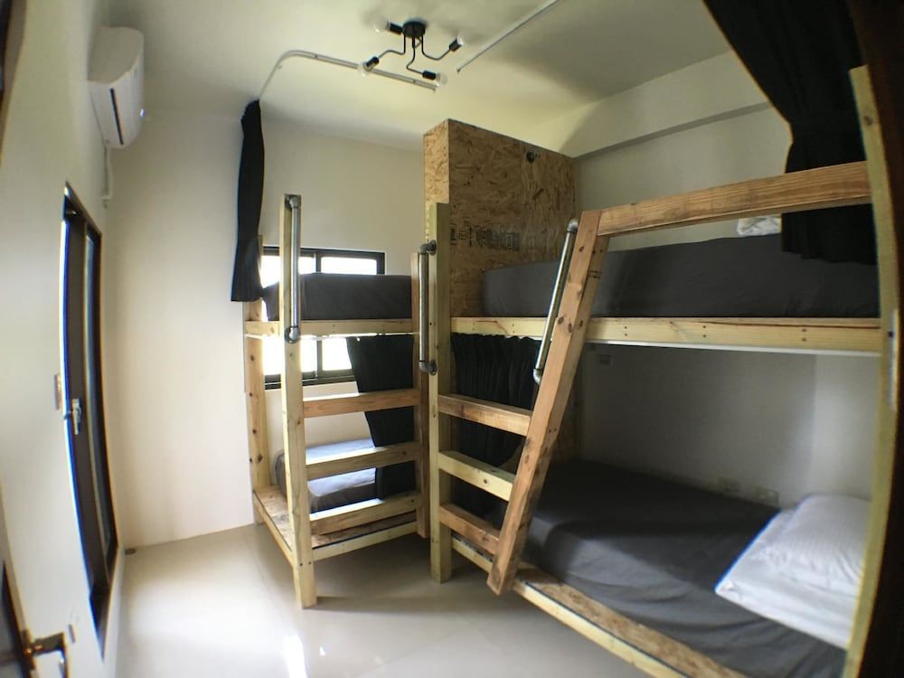 Wave Backpackers - Hostel Gallery Quadruple Room, 1 Bedroom, Private Bathroom 2