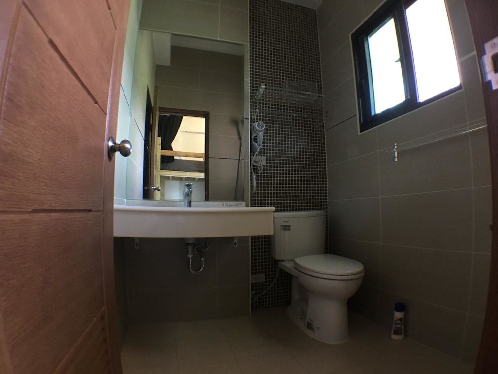 Wave Backpackers - Hostel Gallery Quadruple Room, 1 Bedroom, Private Bathroom 4