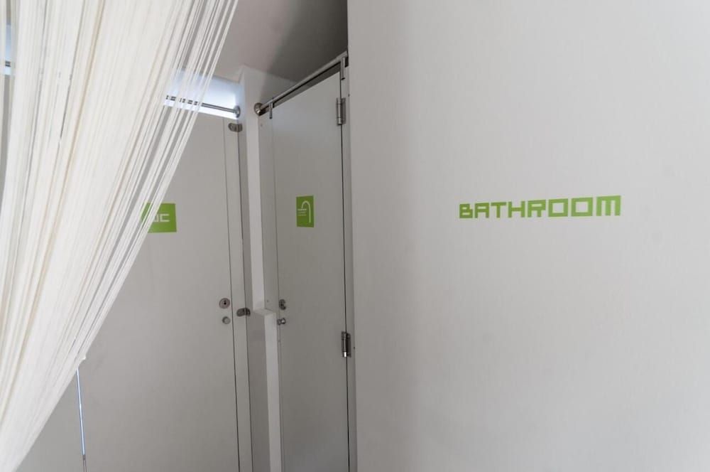 Cube Central Rooms for 2 - Hostel Economy Double Room with shared bathroom 9