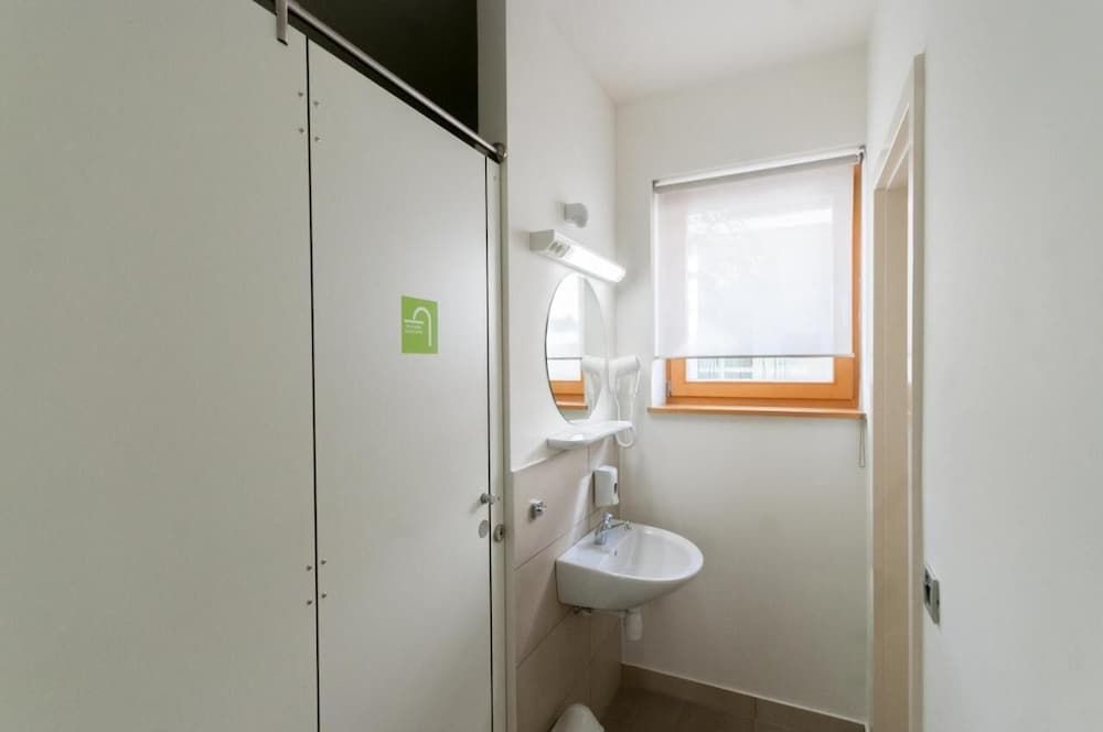 Cube Central Rooms for 2 - Hostel Economy Double Room with shared bathroom 8