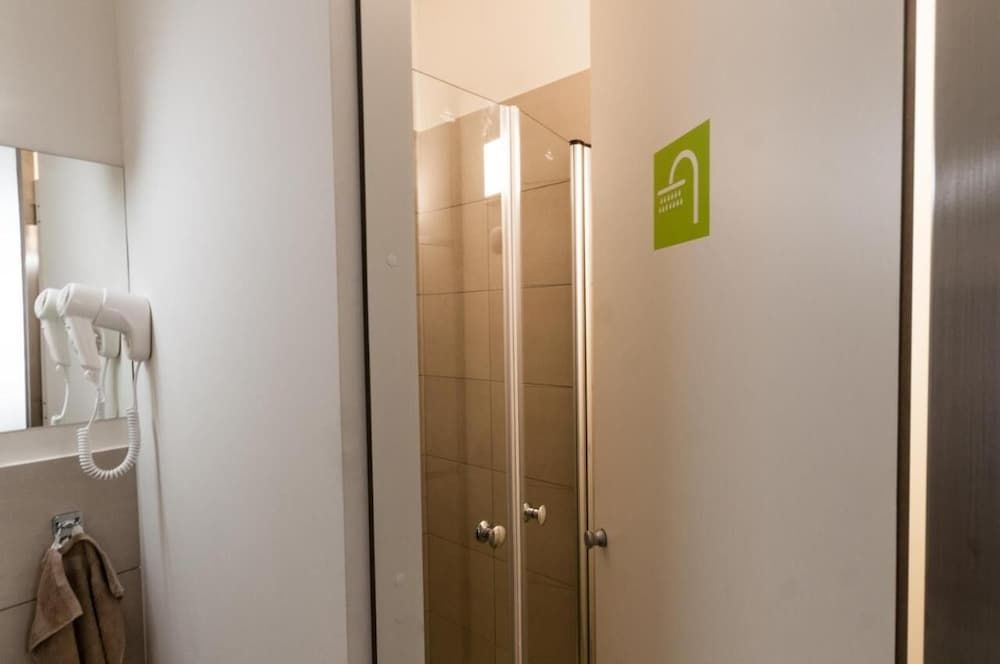 Cube Central Rooms for 2 - Hostel Economy Double Room with shared bathroom 7