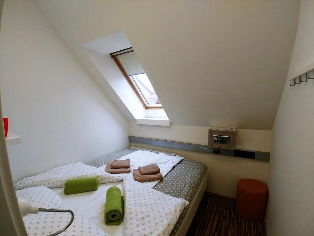 Cube Central Rooms for 2 - Hostel Economy Double Room with shared bathroom 4