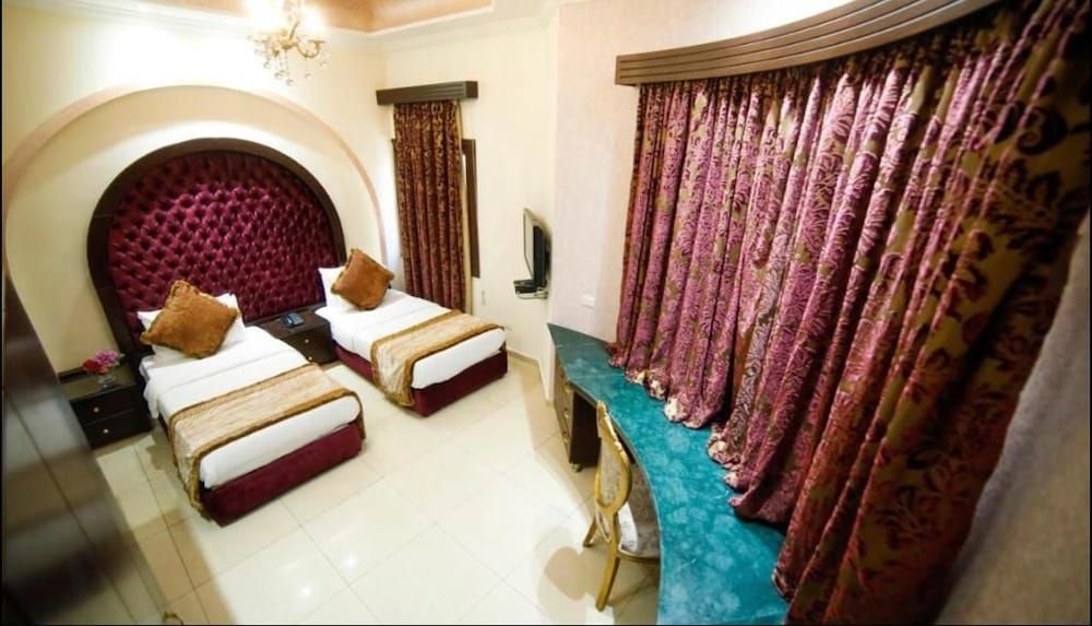 undefined Villa Queens 8