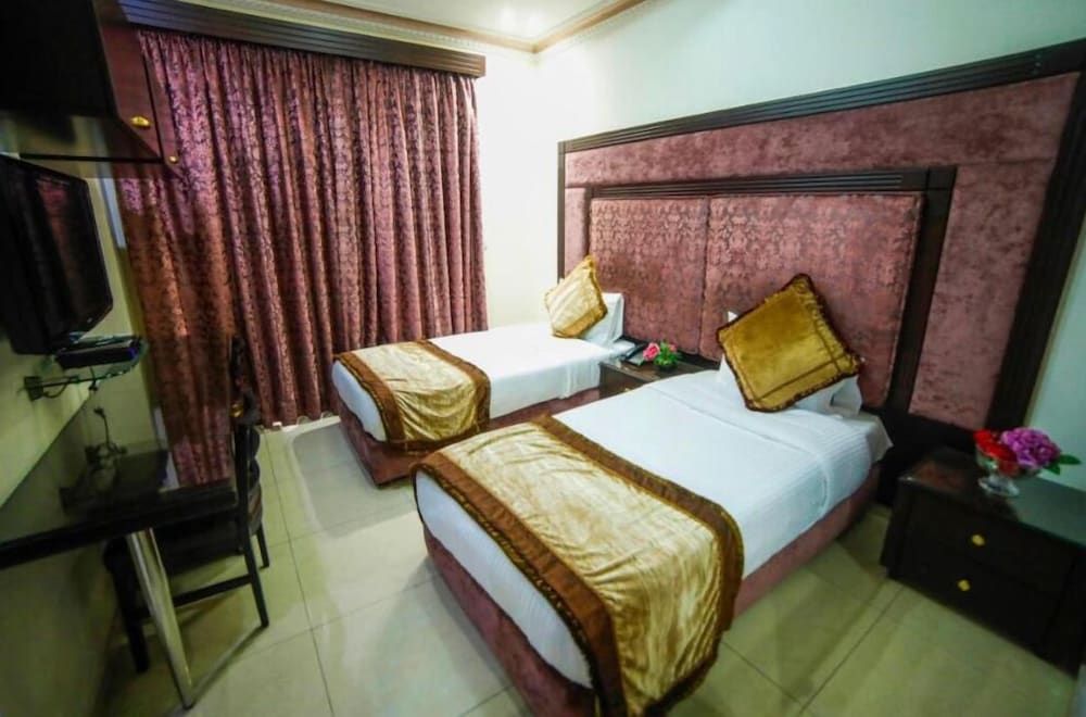 undefined Villa Queens 9