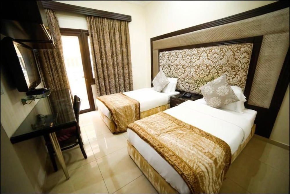 undefined Villa Queens 7