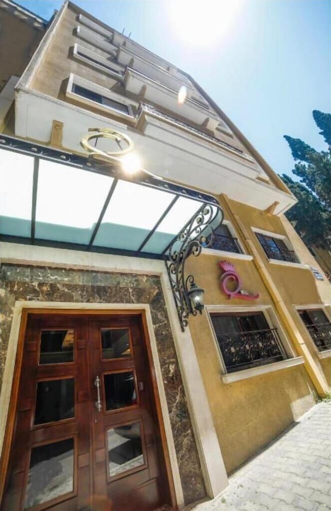 undefined Villa Queens 3