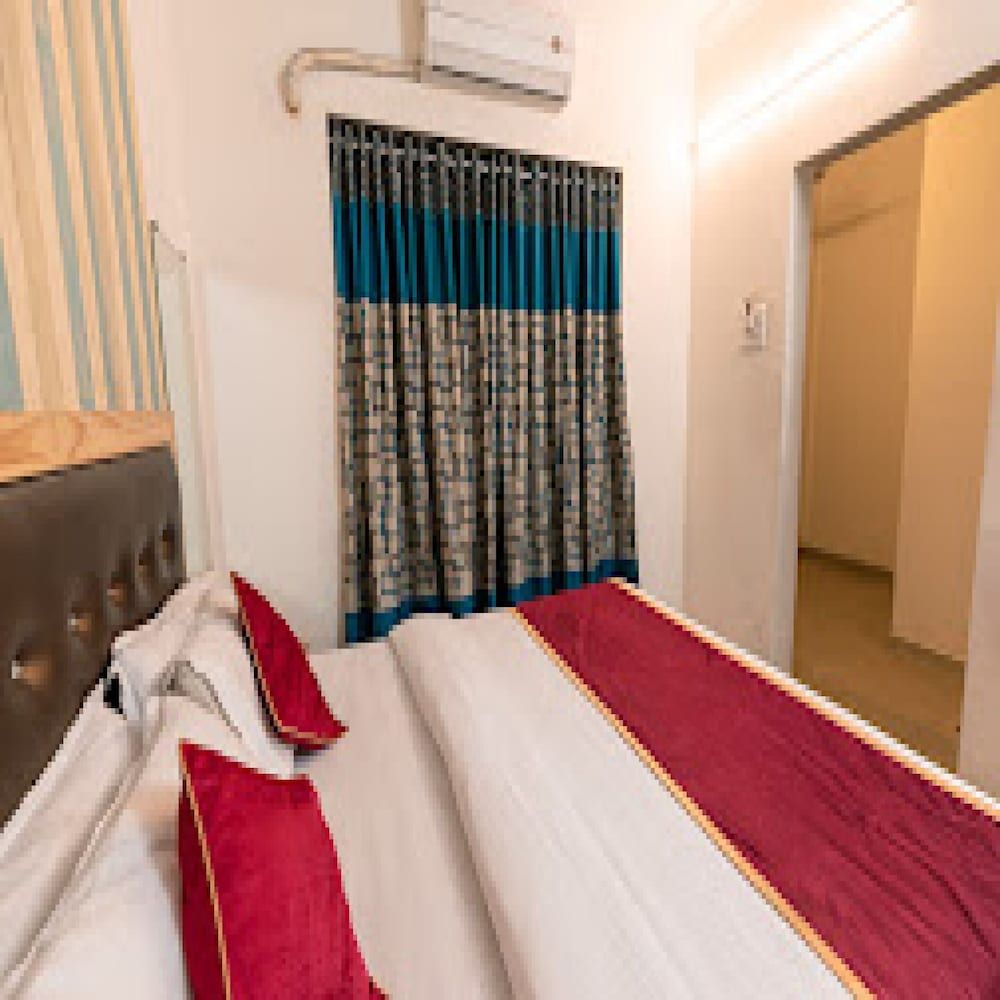 Orange Inn Deluxe Room 9