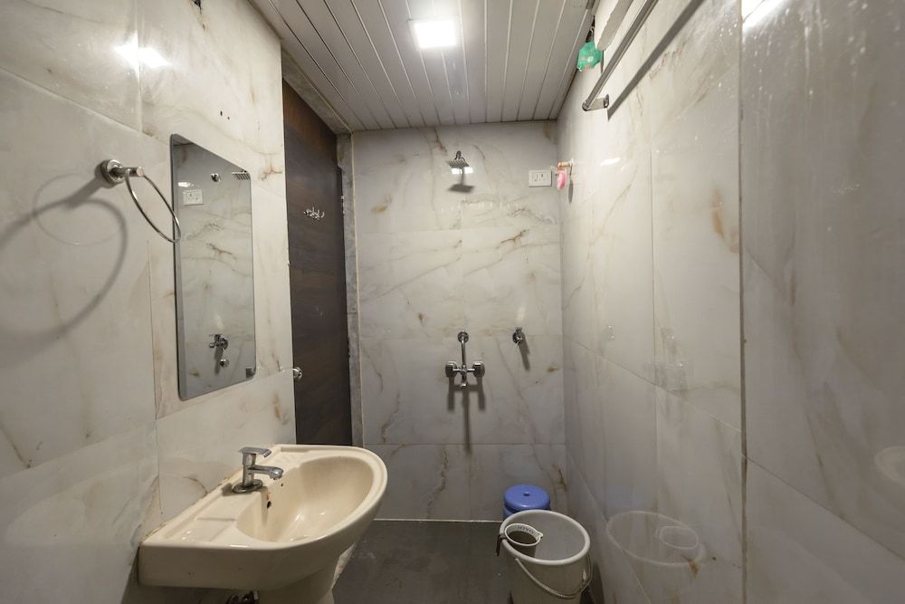 Orange Inn Deluxe Room 22