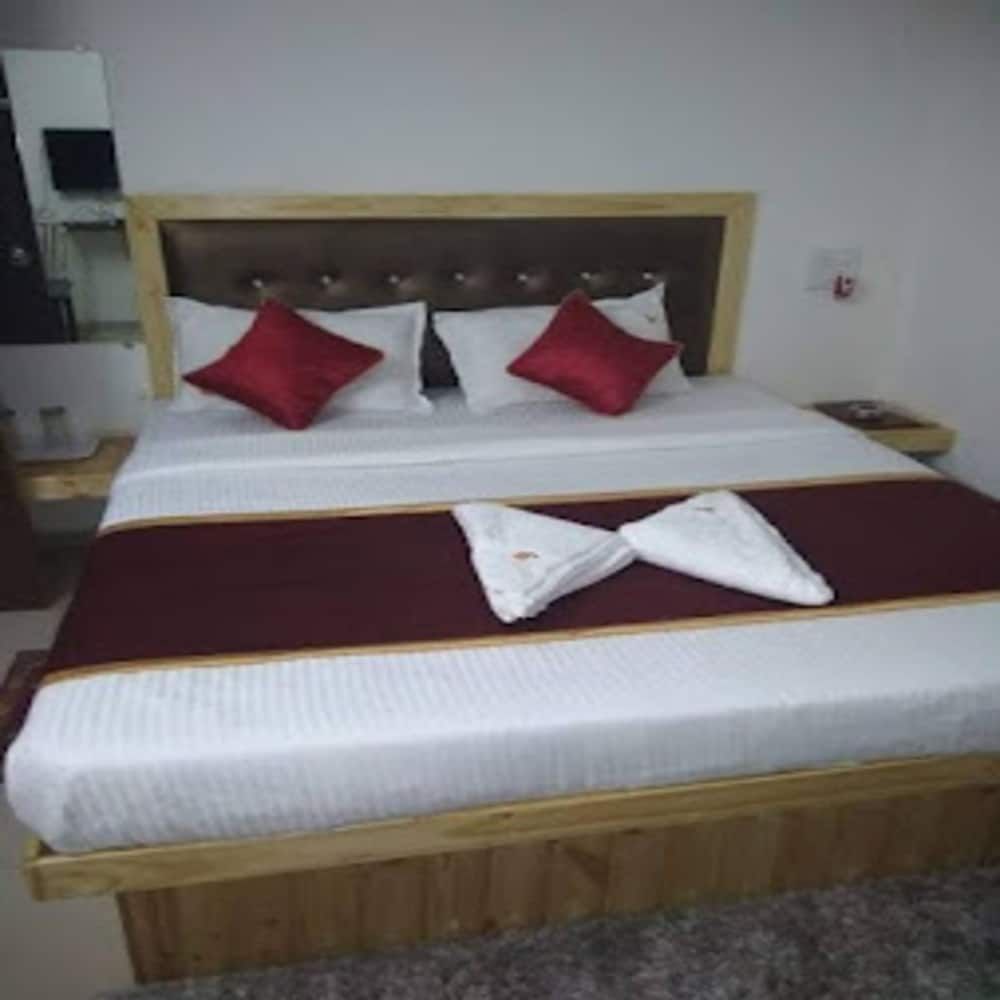 Orange Inn Deluxe Room 20