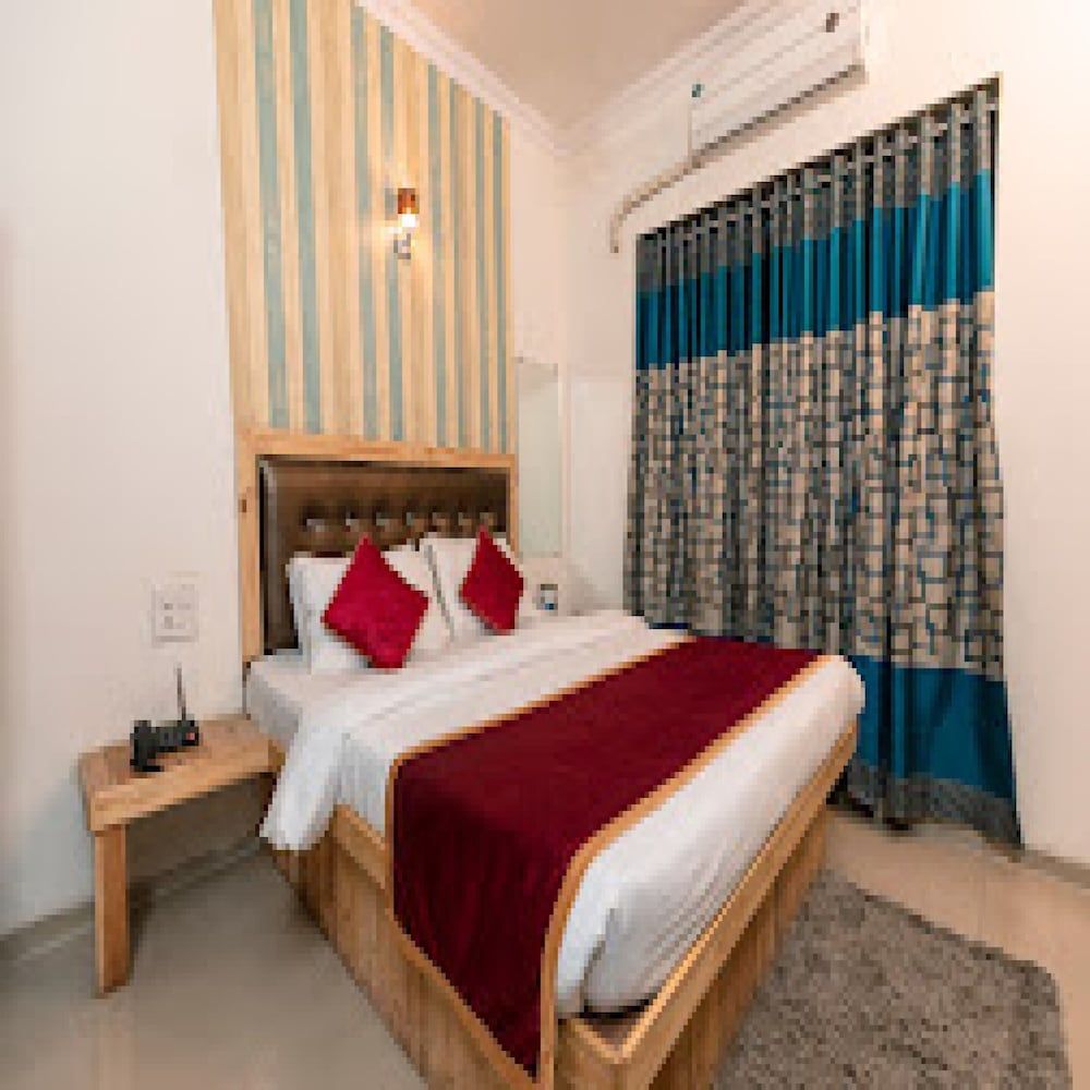 Orange Inn Deluxe Room 17