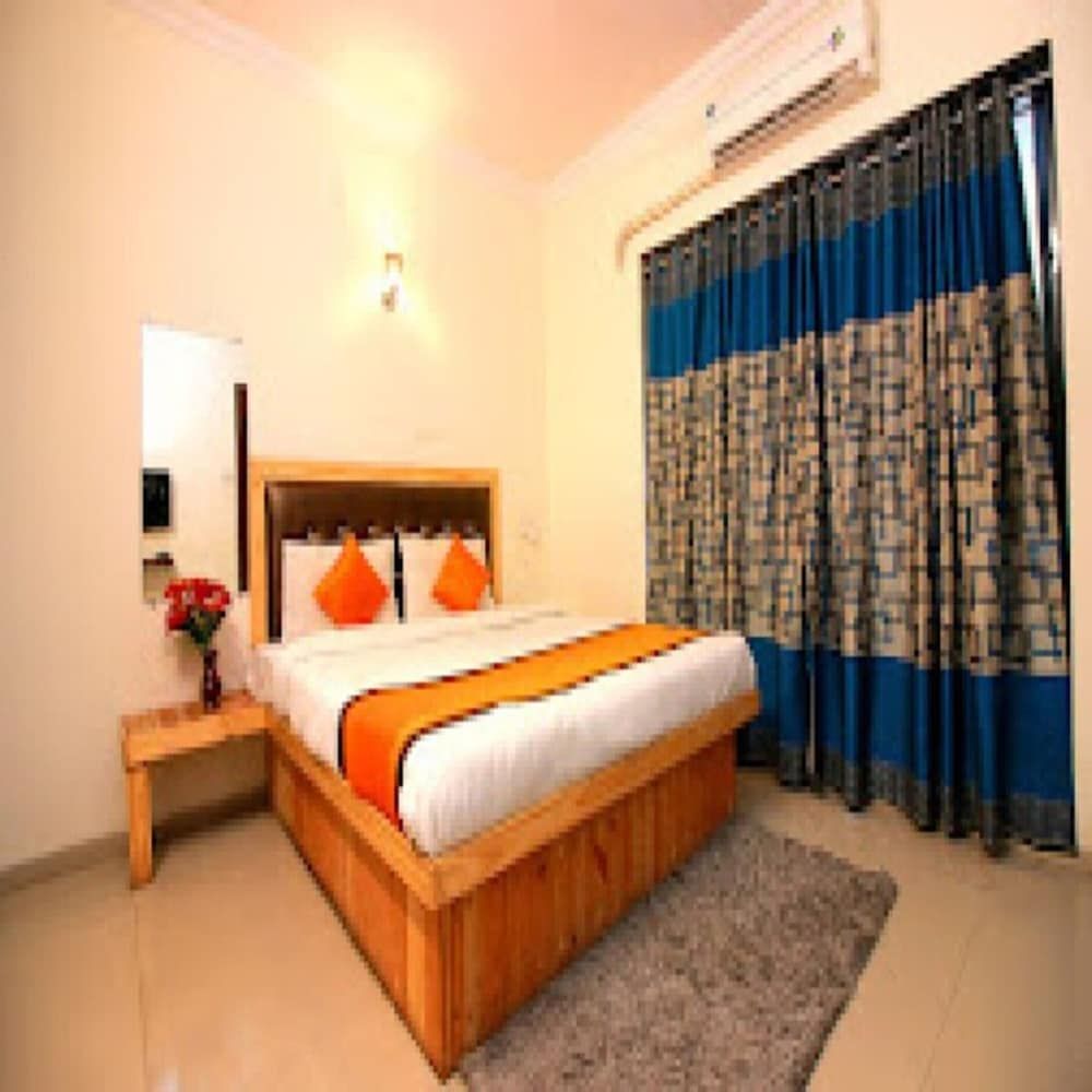 Orange Inn Deluxe Room 19