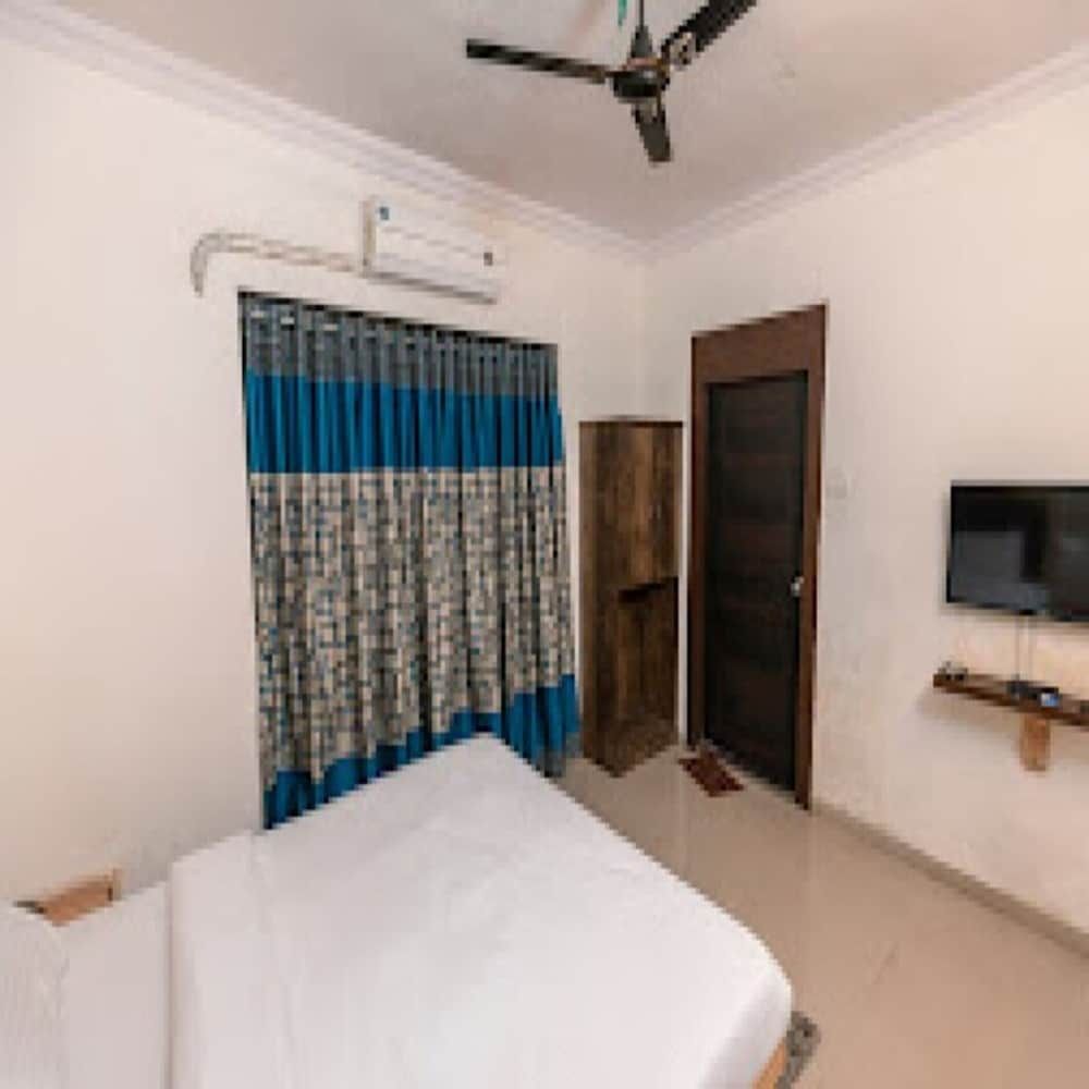 Orange Inn Deluxe Room 12