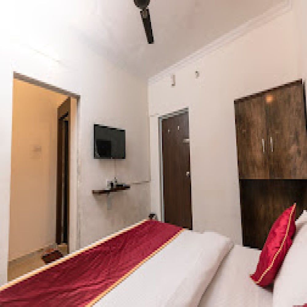 Orange Inn Deluxe Room 8