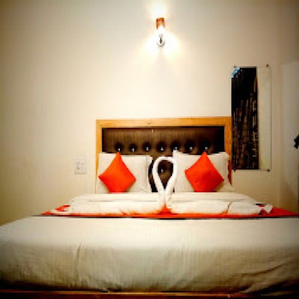 Orange Inn Deluxe Room 13