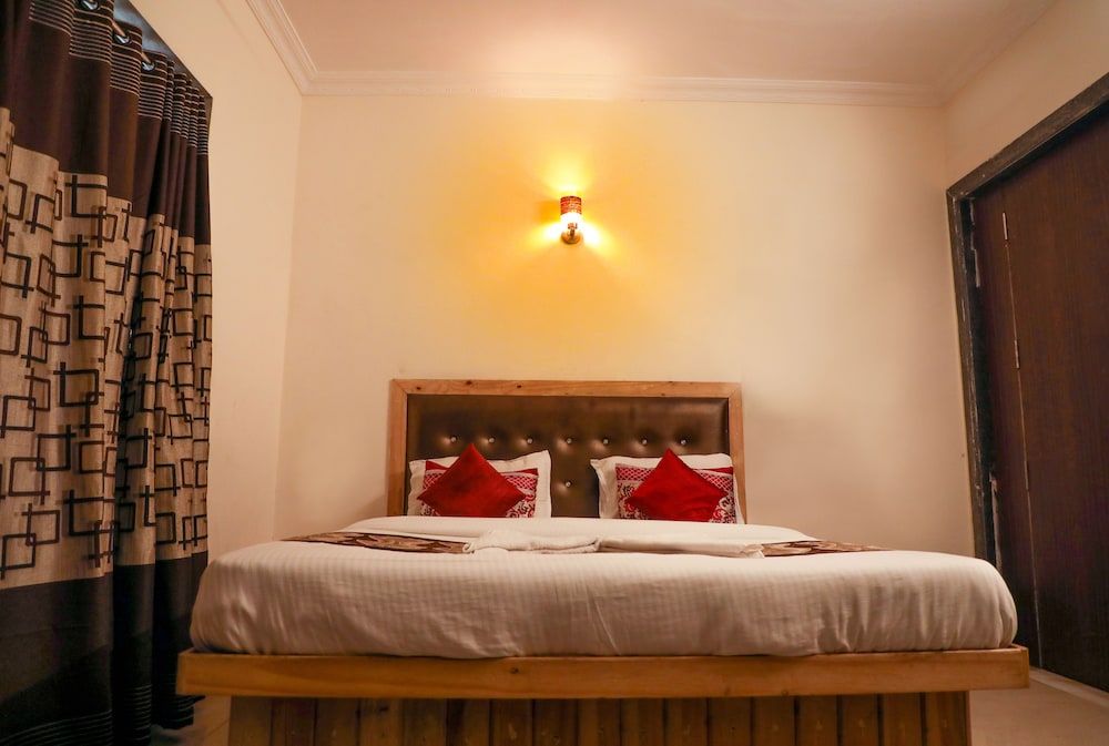 Orange Inn Deluxe Room 5