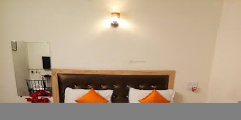 Orange Inn Deluxe Room 18