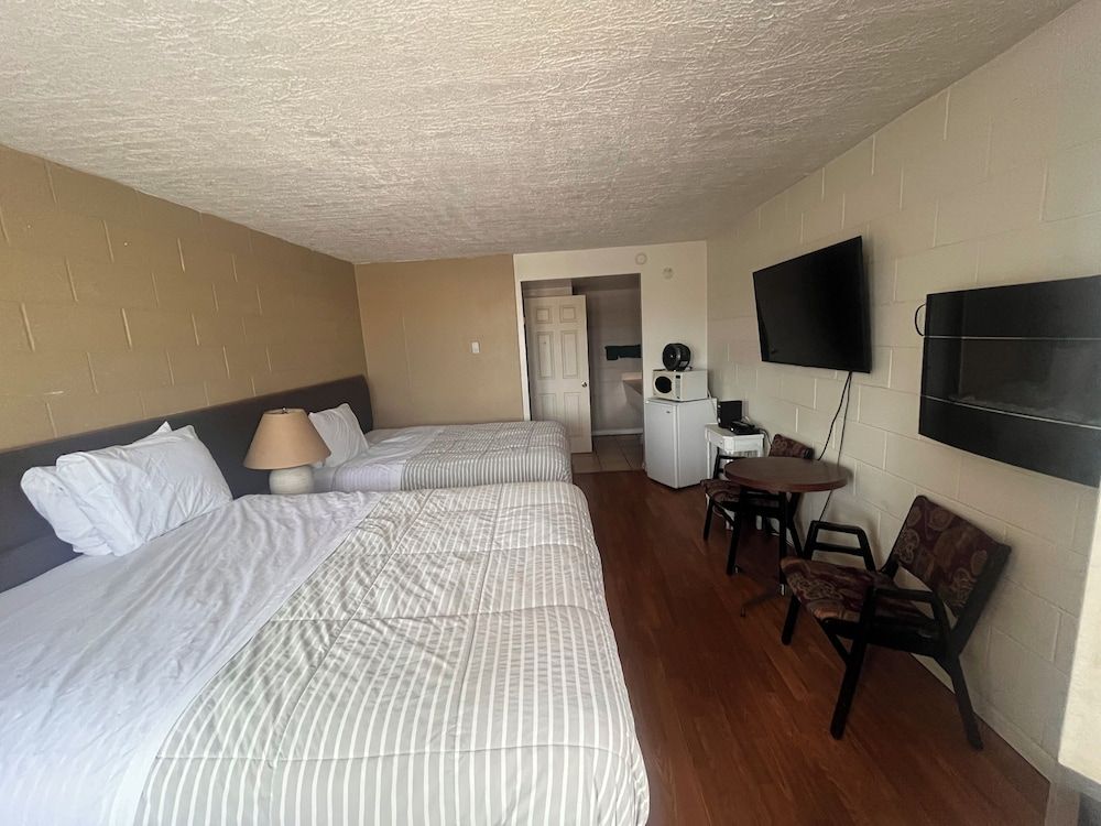 Caravan Motel Double Room, 2 Double Beds 2