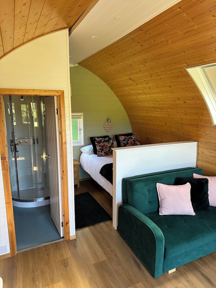 Southwell Retreat Glamping Pods Deluxe Double room with sofa bed