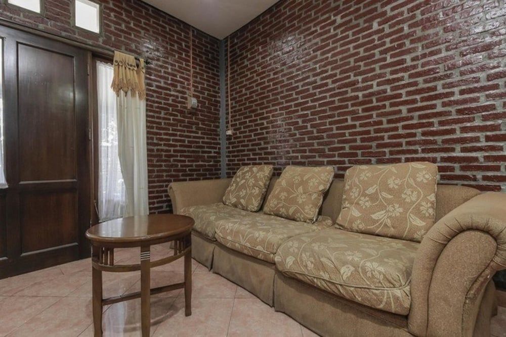 RedDoorz Plus @ Ampera Raya Deluxe Room 5