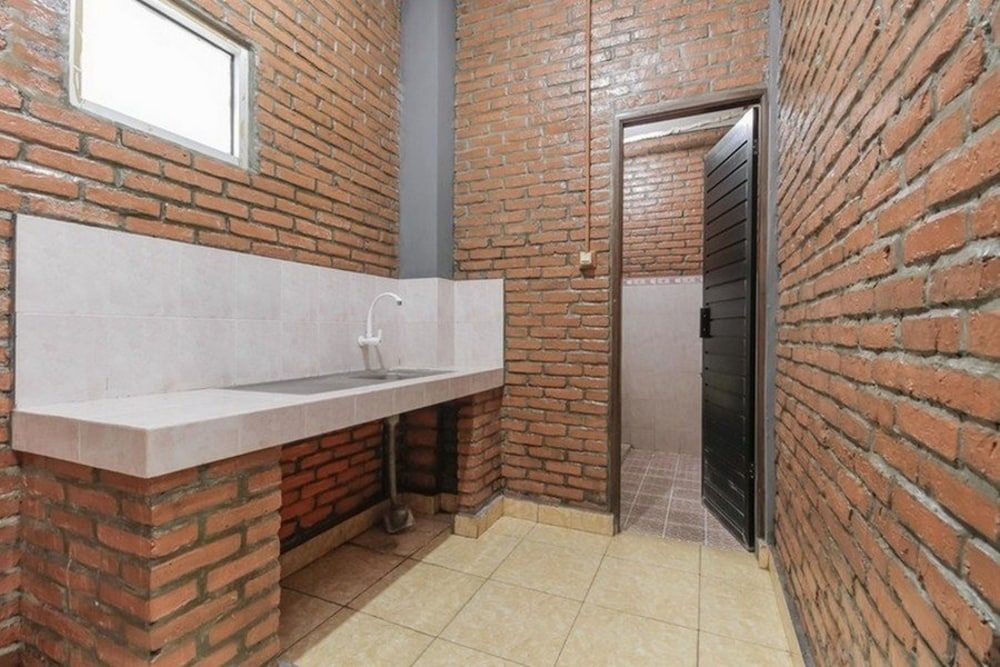 RedDoorz Plus @ Ampera Raya Deluxe Room 2