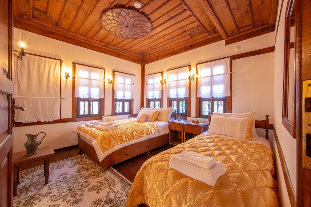 Suleyman Bey Konak Deluxe Triple Room 7
