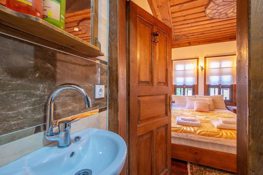 Suleyman Bey Konak Deluxe Triple Room 11