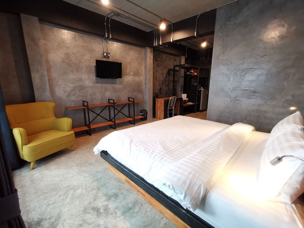 Norn Nee Nor Hostel&Cafe Deluxe Double Room, 1 King Bed, Non Smoking 3