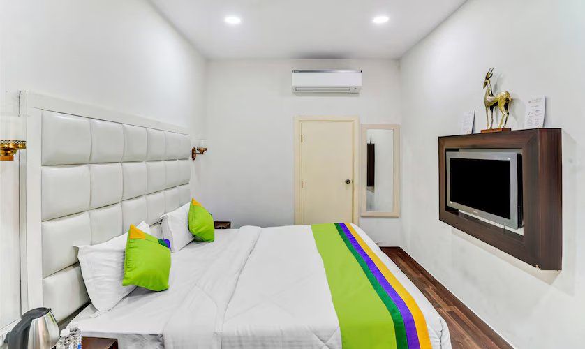 Hotel Hinduja Fort Deluxe Room 2