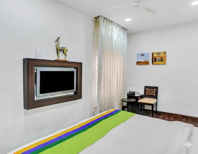 Hotel Hinduja Fort Deluxe Room 3